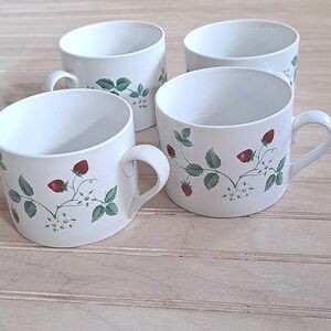 International Tableworks Strawberry Fair Vintage Set of 4 Tea Cups Collectibles